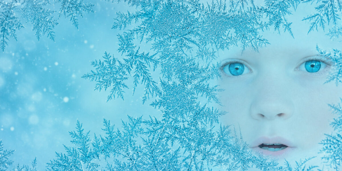 Eine Grafik in hellblau. Rechts das erstaunte Gesicht eines kleinen Kindes. Umgeben von blauen Eiskristallen, die sich über das restliche Bild verteilen.
