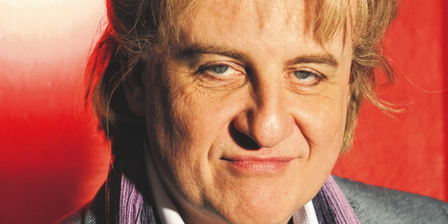 Ein Porträtfoto von "Haui". Er trägt die typischen Howard-Carpendale-Haare und blickt in die Kamera.