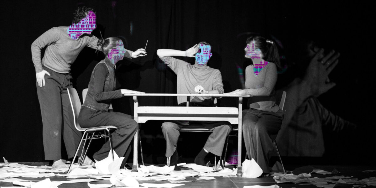 Ein Tisch. Um ihn herum sitzen und stehen 4 Personen. Ihre Gesichter sind durch blau-lila Projektionen verfremdet.