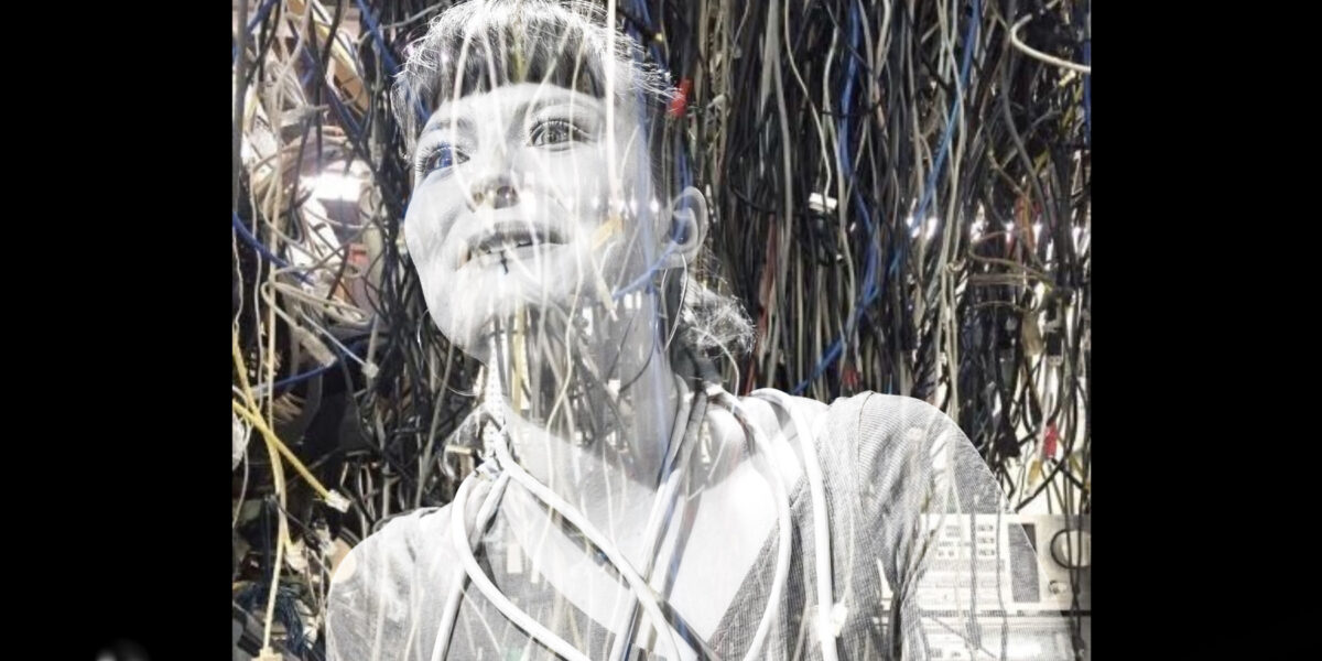 Eine junge Frau, mit vielen Kabeln in der Hand. Das Bild ist schwarzweiss und durch einen fliessenden Fotofilter verfremdet.
